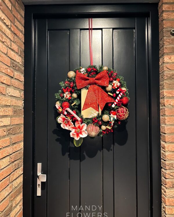 kerst-krans-kerstkrans-hotel chique-christmas-santa-door-christmasdoor-red-rood-zuurstok-notenkrakers-bessen-deurkrans