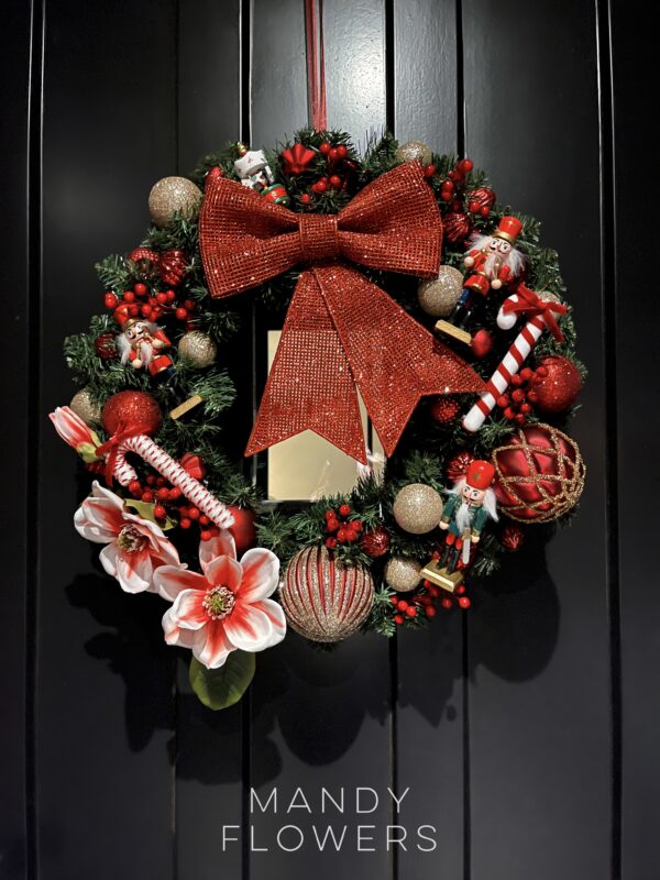 kerst-krans-kerstkrans-hotel chique-christmas-santa-door-christmasdoor-red-rood-zuurstok-notenkrakers-bessen