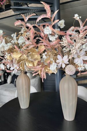 interieur-interieurstyling-kunstboeket-kunstbloemen-edelstenen-edelsteen-kristal-kristallen-hotelchique-interieur-interieurstyliste-gemstones-minerals-interiordesign-interior-interieur-accessoires-interieurdesign-chique-chiquewoonaccessoires-interieurstenen-edelstenen-bergkristal-woonaccessoires-woonwinkel-gelderland-bergkristal-hondenmand-hondenbed-boucle-hond-dogbed-vaas-potten-binnenpotten-buitenpotten-tuin-tuindecoratie-tuinpotten-beige